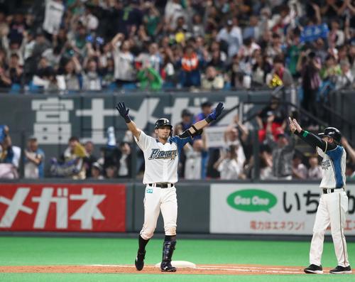 日本ハム対ヤクルト　10回裏日本ハム1死二、三塁、サヨナラ中犠飛を放ち手を上げる大田（撮影・黒川智章）