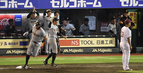 楽天対巨人　9回表巨人無死一塁、ビヤヌエバの左越え2点本塁打に笑顔の原監督（右奥）（撮影・鈴木みどり）