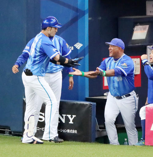 オリックス対DeNA　2回表DeNA1死、ラミレス（右）は左越え本塁打を放った伊藤光を笑顔で出迎える（撮影・加藤哉）