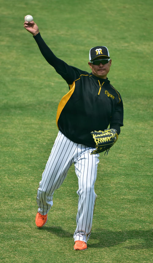 鳴尾浜で練習を行う福留孝介（撮影・清水貴仁）