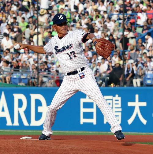 ヤクルト対DeNA　始球式を務めた松岡弘氏（2016年7月18日撮影）