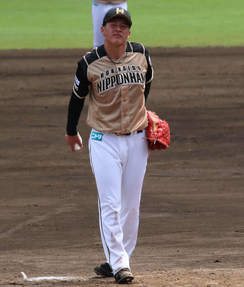 イースタン・リーグ　巨人対日本ハム　2回巨人松原に1発を浴び、苦い表情を見せる日本ハム吉田輝（撮影・山崎純一）