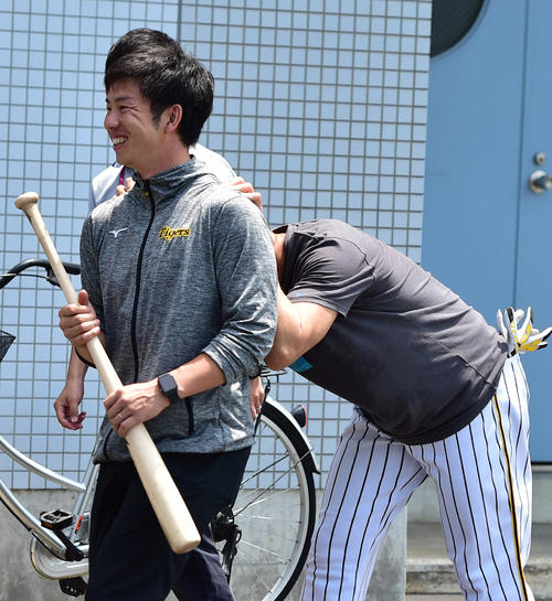 室内での打撃練習を終えた福留孝介（右）は緒方凌介広報の背後に隠れて移動する（撮影・清水貴仁）