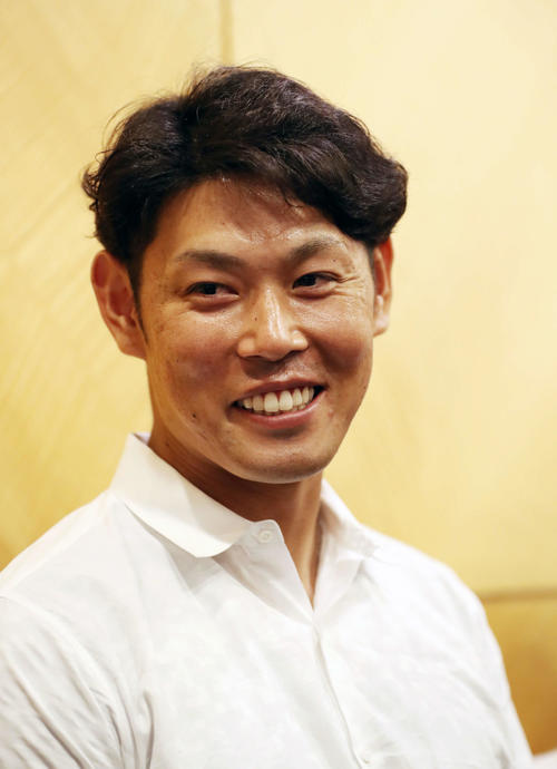 1軍に合流し、記者の質問に笑顔で答える阪神原口（撮影・前田充）