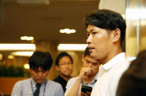 1軍に合流し、記者の取材に答える阪神原口文仁（2019年6月3日撮影）