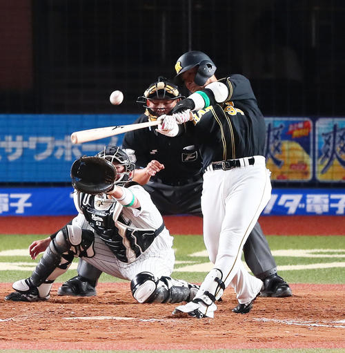 ロッテ対阪神　9回表阪神1死三塁、代打原口は左越え適時二塁打を放つ（撮影・足立雅史）