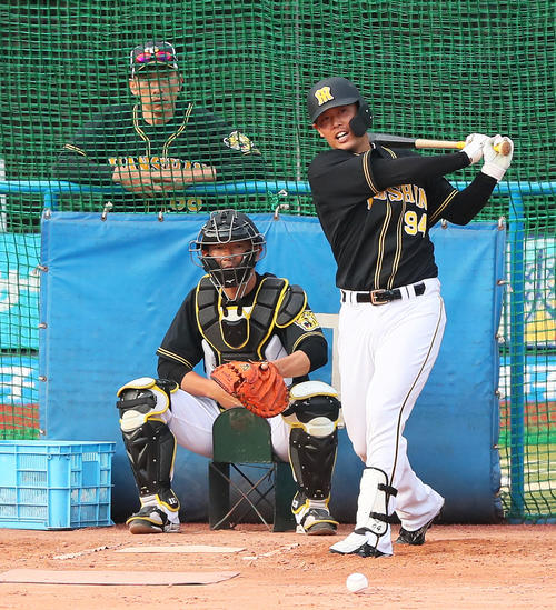 試合前、阪神原口（右）は矢野監督（後方）が見つめる中、打撃練習を行う（撮影・足立雅史）