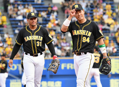 試合前練習でファンからの声援に帽子に手をやり応じる阪神原口（手前右）（撮影・滝沢徹郎）