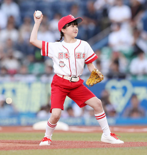 ロッテ対阪神　ファーストピッチセレモニーで投球する本田紗来（撮影・前田充）
