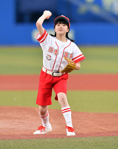 ロッテ対阪神　始球式で投球する本田紗来（撮影・滝沢徹郎）
