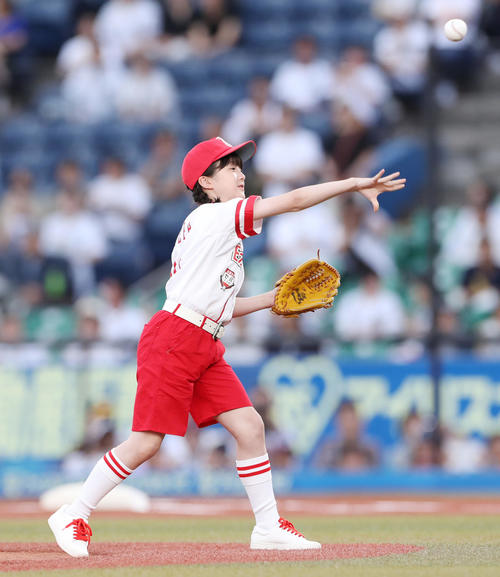 ロッテ対阪神　ファーストピッチセレモニーで投球する本田紗来（撮影・前田充）