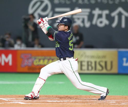 日本ハム対ヤクルト　2回表ヤクルト1死、中越え本塁打を放つ村上（撮影・黒川智章）