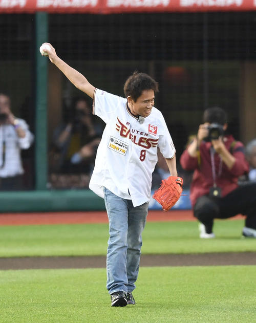 楽天対巨人　セレモニアルピッチを行う気満々の浜田雅功だが、本来投げるはずだった子どもが出てきて投球を譲ってあげる（撮影・鈴木みどり）