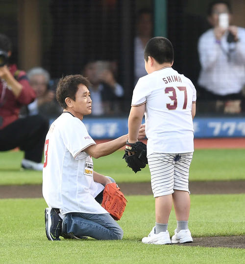 楽天対巨人　セレモニアルピッチを行う気満々の浜田雅功だが、本来投げるはずだった子どもが出てきて投球を譲ってあげる（撮影・鈴木みどり）