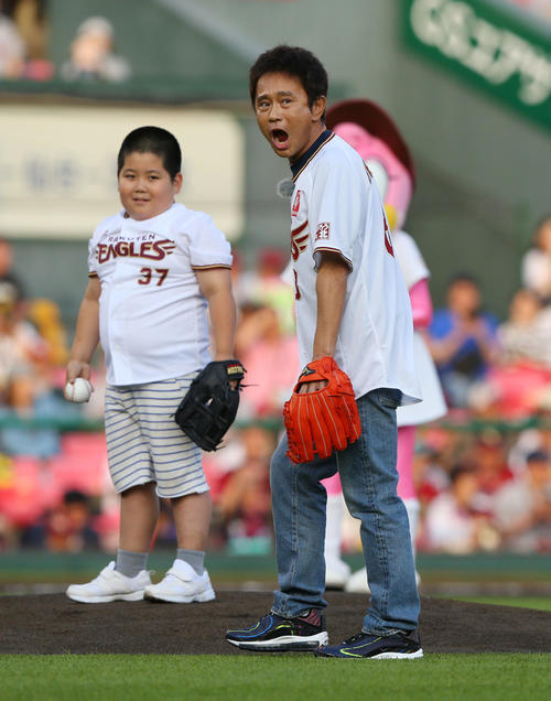 楽天対巨人　ファースピッチセレモニーのマウンドに向かうも子どもにせがまれボールを返したダウンタウンの浜田雅功（右）は怒鳴り散らす（撮影・垰建太）