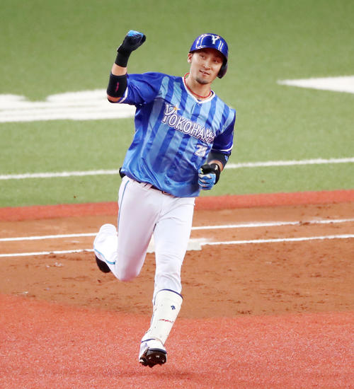 オリックス対DeNA　2回表DeNA1死、伊藤は左越え本塁打を放ちガッツポーズを見せる（撮影・加藤哉）