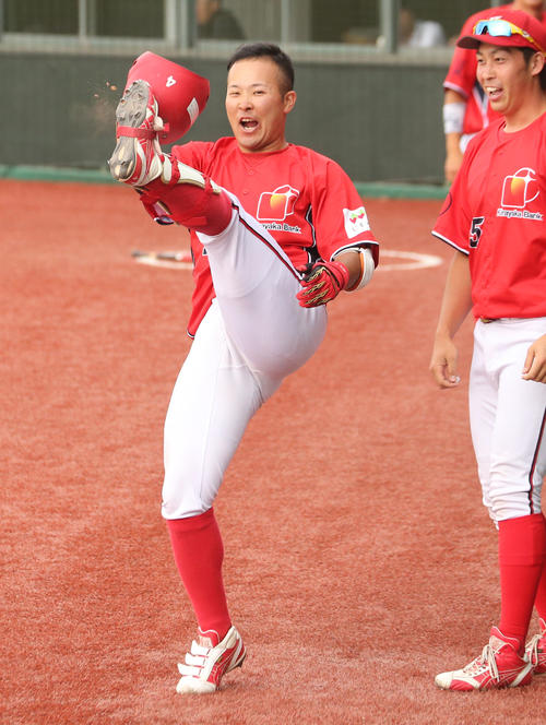 きらやか銀行対JR東日本東北　5回表きらやか銀行無死、2戦連発となる左越え本塁打を放ち、ソフトバンクのデスパイネばりに喜ぶ島田