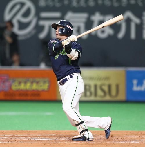 日本ハム対ヤクルト　4回表ヤクルト無死一塁、左越え2点本塁打を放つ山田哲（撮影・黒川智章）