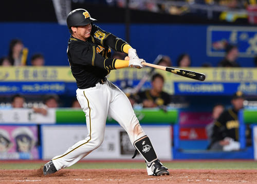 ロッテ対阪神　5回表阪神1死、梅野は勝ち越しの右越えソロ本塁打を放つ（撮影・滝沢徹郎）