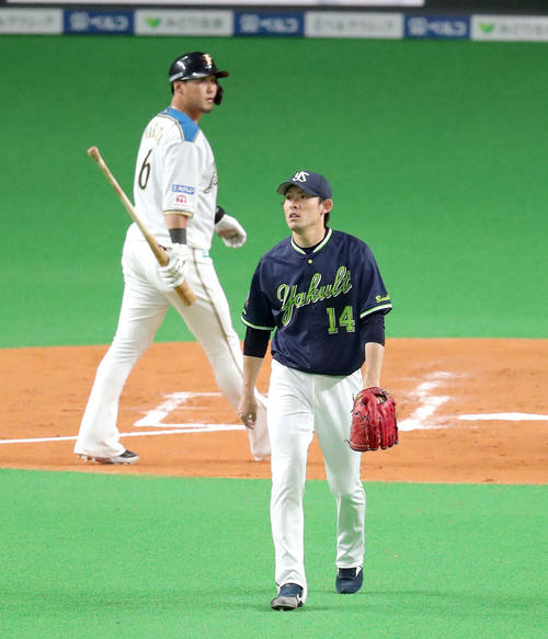日本ハム対ヤクルト1回裏日本ハム無死満塁、中田（左奥）を遊飛に仕留めるヤクルト高梨（撮影・佐藤翔太）