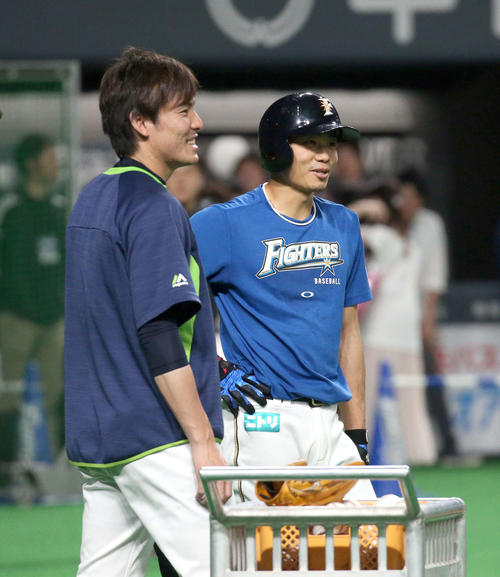 日本ハム対ヤクルト　試合前、会話を交わす日本ハム中島とヤクルト高梨（左手前）（撮影・佐藤翔太）