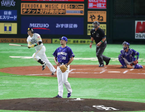 ソフトバンク対中日　1回裏ソフトバンク2死、松田宣に右越え本塁打を浴びた阿知羅（撮影・梅根麻紀）