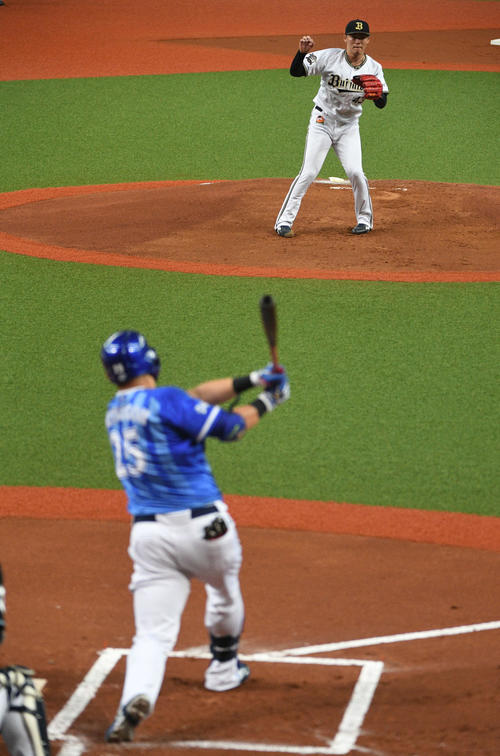 1回表DeNA2死一塁、筒香嘉智に右前打浴びた山本由伸（撮影・渦原淳）