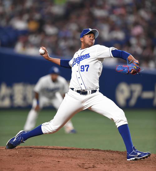 中日ライデル・マルティネスの投球フォーム（撮影・森本幸一）