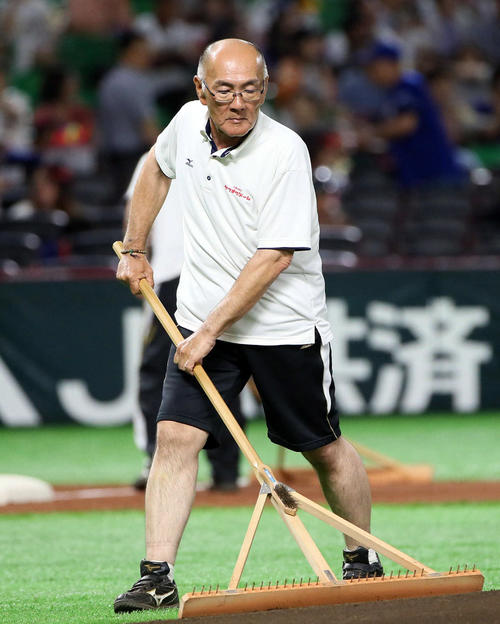 入念に？　マウンドを整備する阿知羅の父治朗さん（撮影・栗木一考）