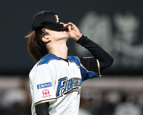 日本ハム対ヤクルト　4回に4失点しベンチに戻る上沢（撮影・黒川智章）