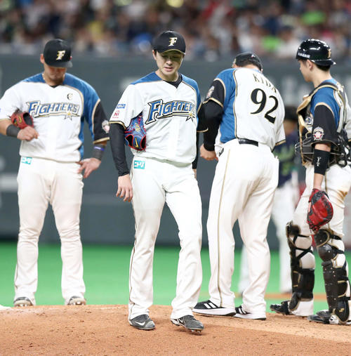 日本ハム対ヤクルト　7回途中降板の上沢（撮影・黒川智章）