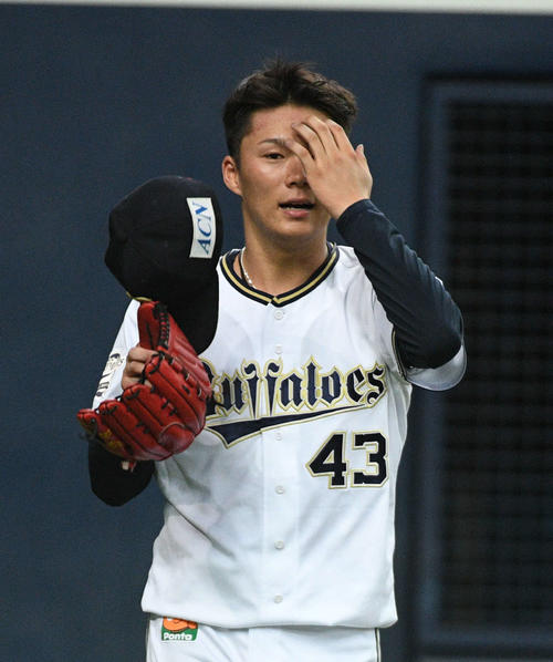 オリックス対DeNA　4回表DeNA2死満塁、大和に2点適時打を浴びがっくりの山本由伸（撮影・渦原淳）
