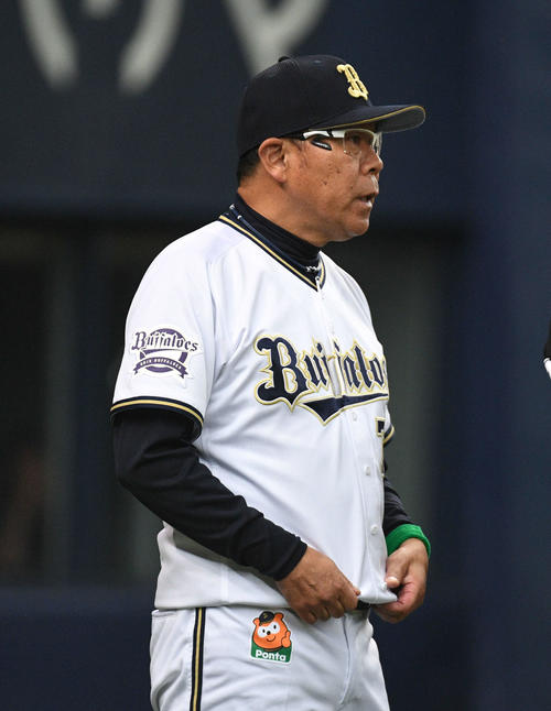 オリックス対DeNA　6回裏オリックスの攻撃を終え投手交代を告げる西村徳文監督（撮影・渦原淳）