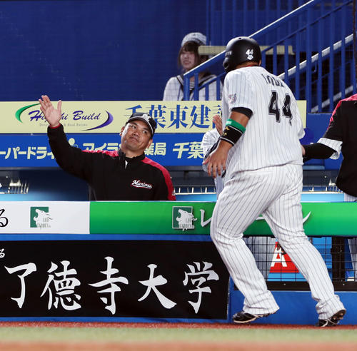 ロッテ対阪神　2回裏ロッテ1死満塁、三木の犠飛で生還した井上（右）をタッチで迎える井口監督（撮影・前田充）