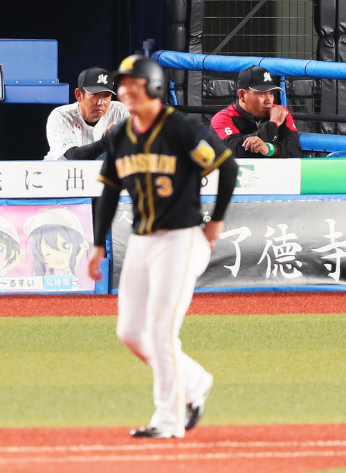 ロッテ対阪神　6回表阪神2死二塁、大山（手前）を敬遠で歩かせるロッテ井口監督（右）（撮影・足立雅史）