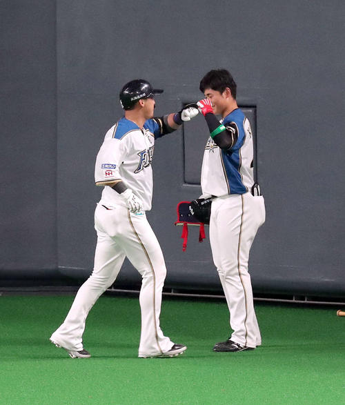 7回裏1死一塁、同点となる左越え同点2点本塁打を放ち清宮（右）に出迎えられる中田（撮影・佐藤翔太）