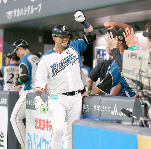 日本ハム対ヤクルト　5回裏日本ハム無死、左越え本塁打を放ちナインに出迎えられる中田（撮影・黒川智章）