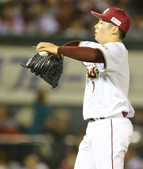 楽天対巨人　9回表巨人無死一塁、ビヤヌエバに逆転の2点本塁打を浴びた松井は厳しい表情を見せる（撮影・垰建太）