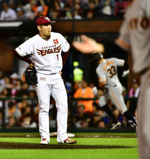 楽天対巨人　9回表巨人無死一塁、ビヤヌエバ（右）に左越えの逆転2点本塁打を許す楽天4番手で登板した松井（撮影・小沢裕）　