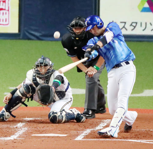 オリックス対DeNA　2回表DeNA1死、伊藤光は左越え本塁打を放つ（撮影・加藤哉）