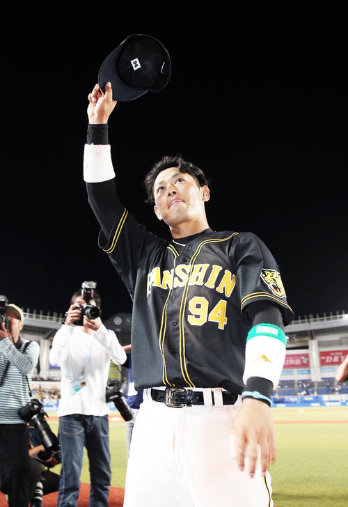 ファンの声援に帽子を取って応え、引き揚げる原口（撮影・前田充）