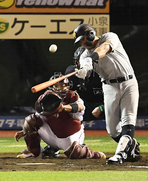 9回表巨人無死一塁、左越え2点本塁打を放つビヤヌエバ（撮影・鈴木みどり）