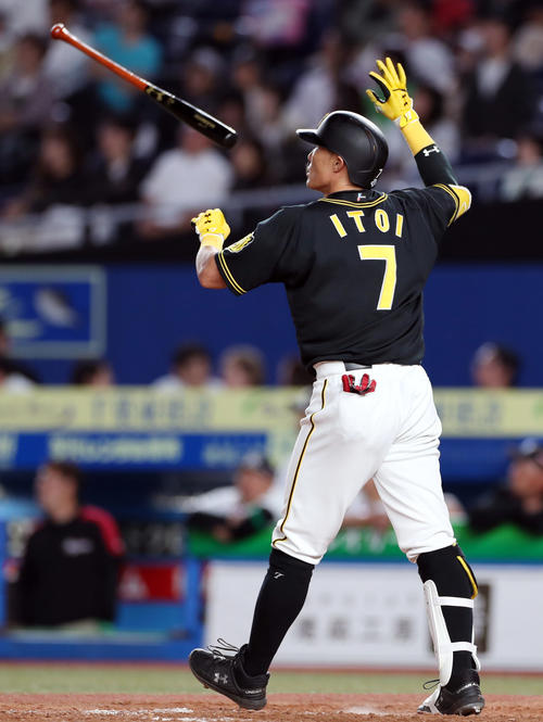ロッテ対阪神　8回表阪神2死一塁、右越え2点本塁打を放つ糸井嘉男（撮影・前田充）