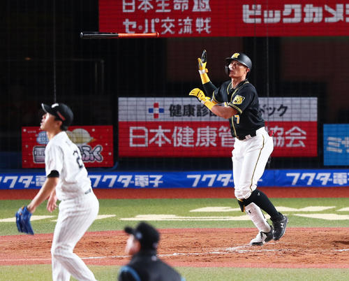 ロッテ対阪神　8回表阪神2死一塁、糸井は右越え2点本塁打を放ちバットを放り投げる投手西野（撮影・足立雅史）