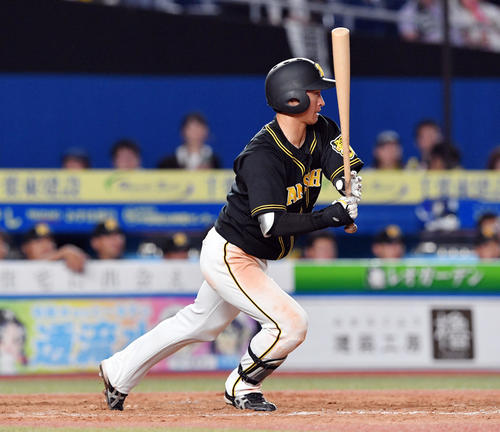 9回表阪神2死二塁、近本は中前適時打を放つ（撮影・滝沢徹郎）