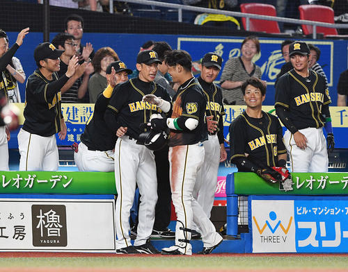 ロッテ対阪神　9回表阪神1死三塁、左適時二塁打を放った原口（手前右）は交代しベンチへ引き揚げ矢野監督（手前左）から祝福される（撮影・滝沢徹郎）
