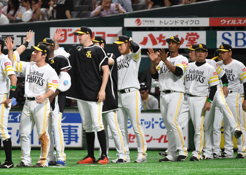 ソフトバンク対中日　中日を破りナインを出迎えるバンデンハーク、甲斐野、モイネロ、工藤監督（撮影・今浪浩三）