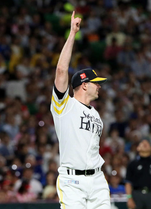 5回表中日2死、井領雅貴を遊飛に仕留めるリック・バンデンハーク（撮影・栗木一考）