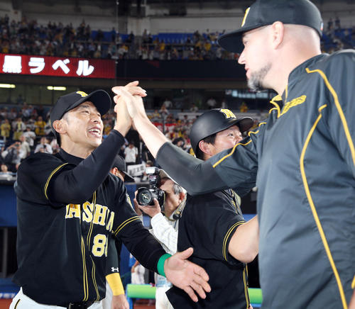 ロッテに勝利し、阪神メッセンジャー（右）と笑顔でハイタッチを交わす矢野監督（撮影・前田充）