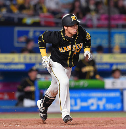 ロッテ対阪神　5回表阪神1死、梅野は勝ち越しの右越えソロ本塁打を放つ（撮影・滝沢徹郎）